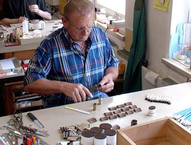 Pinselmachermeister bei der Arbeit